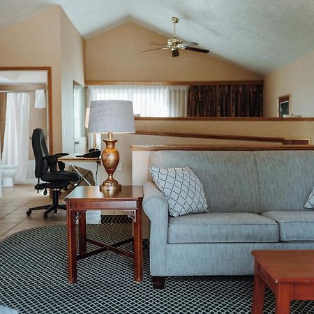 Skaneateles Suites エクステリア 写真