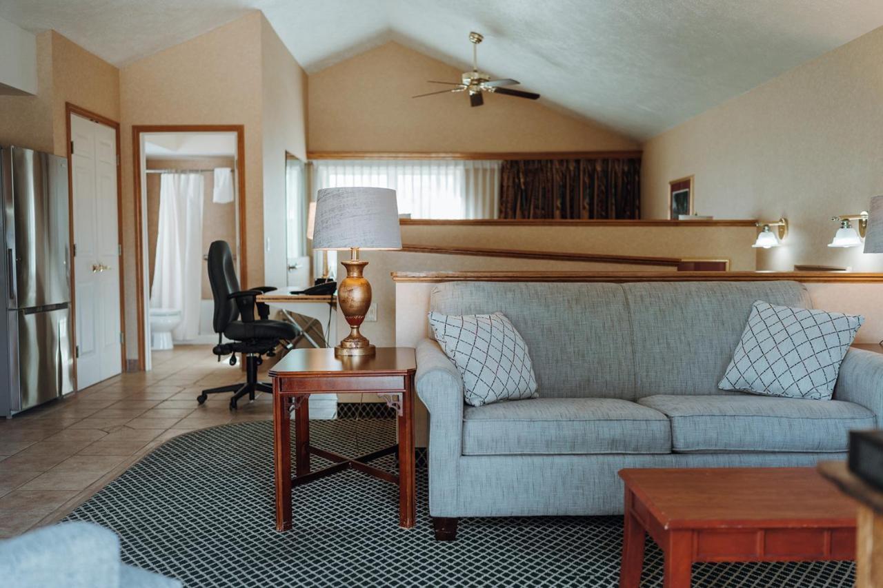 Skaneateles Suites エクステリア 写真