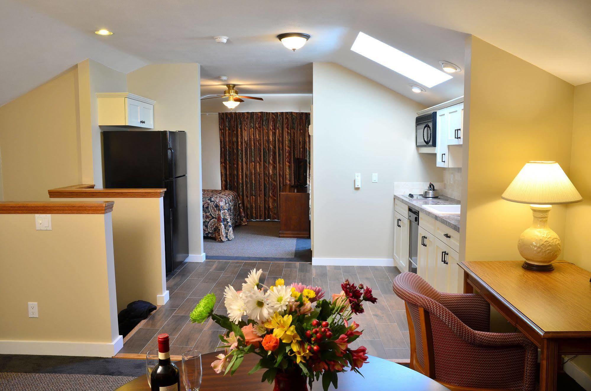 Skaneateles Suites エクステリア 写真