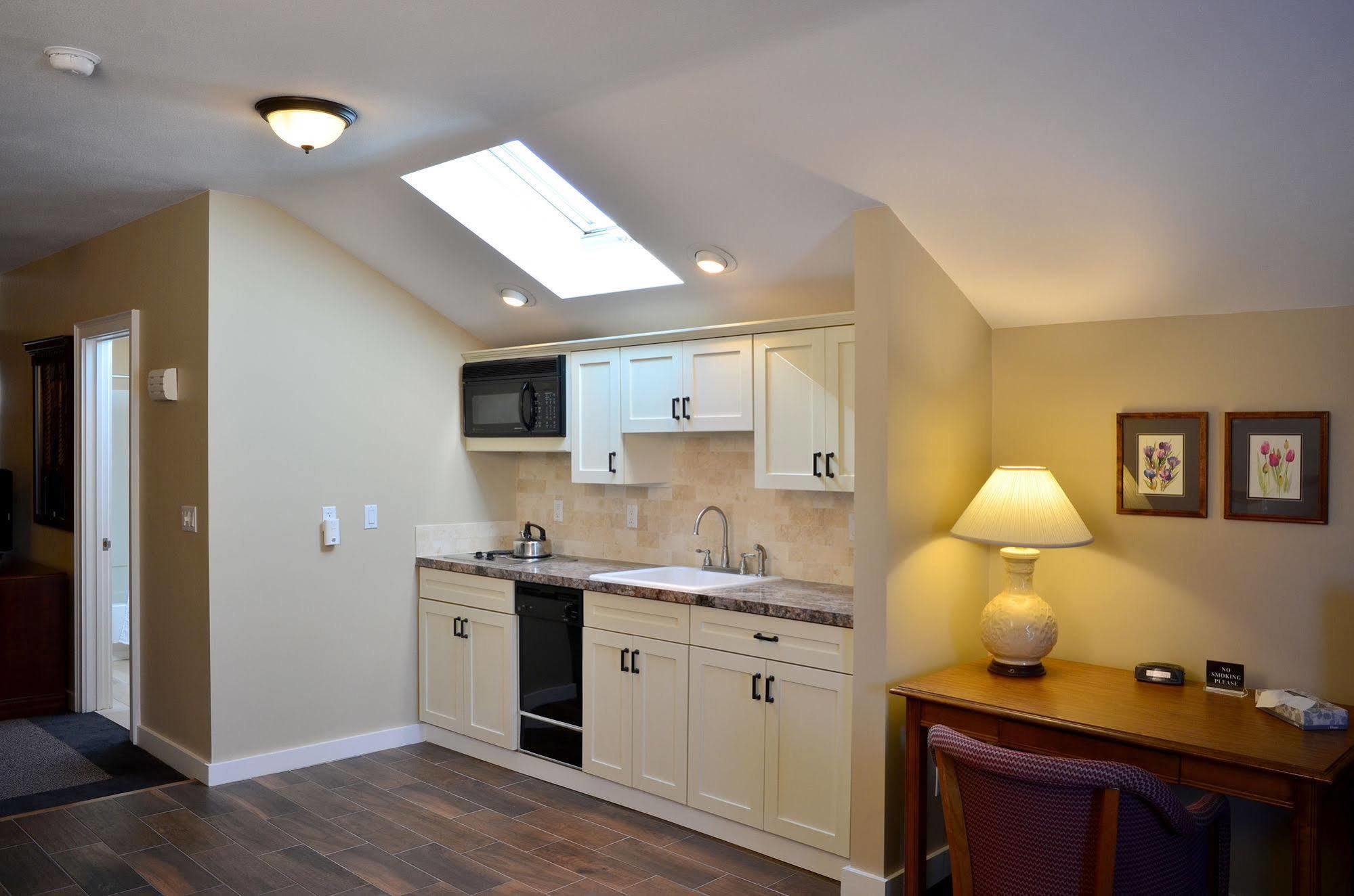 Skaneateles Suites エクステリア 写真